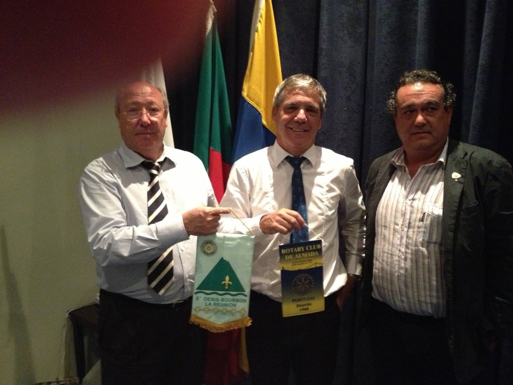 Echange de fanions a l’occasion d'une visite de Luis au Rotary Club de Almada - Portugal ( un club de 1951/District 1960), une très agréable soirée avec nos amis Lusitains